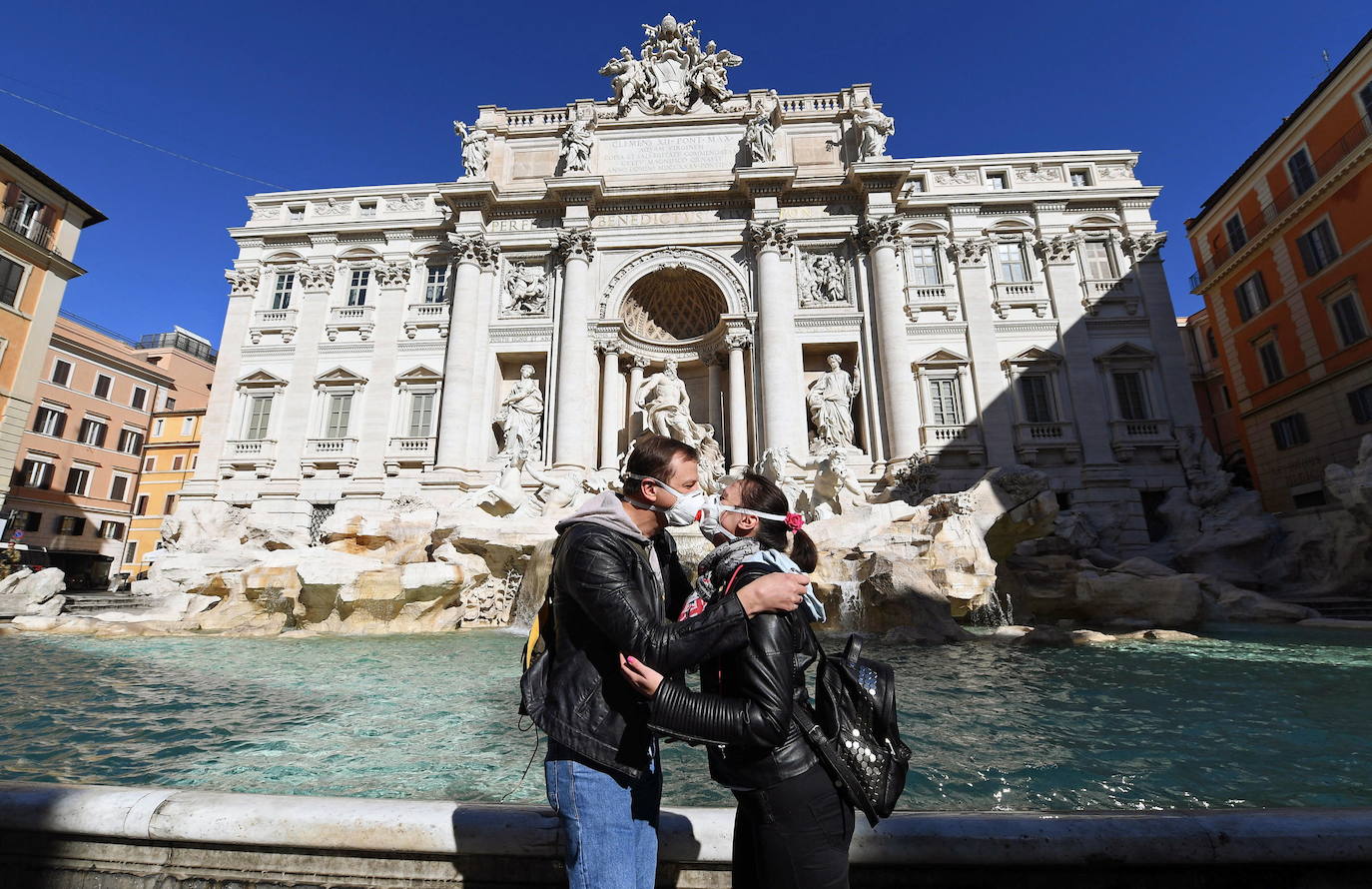 El Gobierno italiano ha tomado conciencia de que sólo con medidas radicales podrá evitar que el coronavirus deje una cifra inaceptable de muertes directas mientras provoca el colapso del sistema de salud. Este miércoles, el día en el que el país superó los 12.000 contagios y alcanzó los 827 fallecidos por la epidemia, el primer ministro, Giuseppe Conte, anunció anoche el cierre de todas las tiendas, negocios, bares y restaurantes excepto las farmacias, los supermercados y los puntos de venta de productos de primera necesidad. El cerrojazo también afecta a las industrias, que deberán clausurar temporalmente todos los departamentos que no sean imprescindibles para su producción. En las áreas que permanezcan abiertas han de adoptar medidas de seguridad que garanticen que se evitan los contagios. 