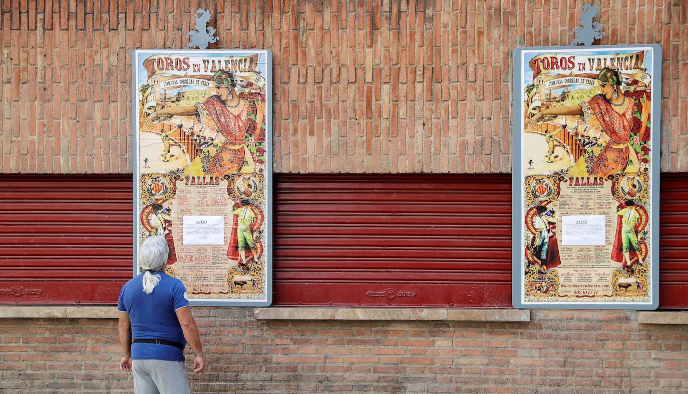 Un hombre lee la nota emitida por la empresa que gestiona la plaza de Toros de Valencia tras la suspensión de la Feria de Fallas a la espera de nueva fecha. 