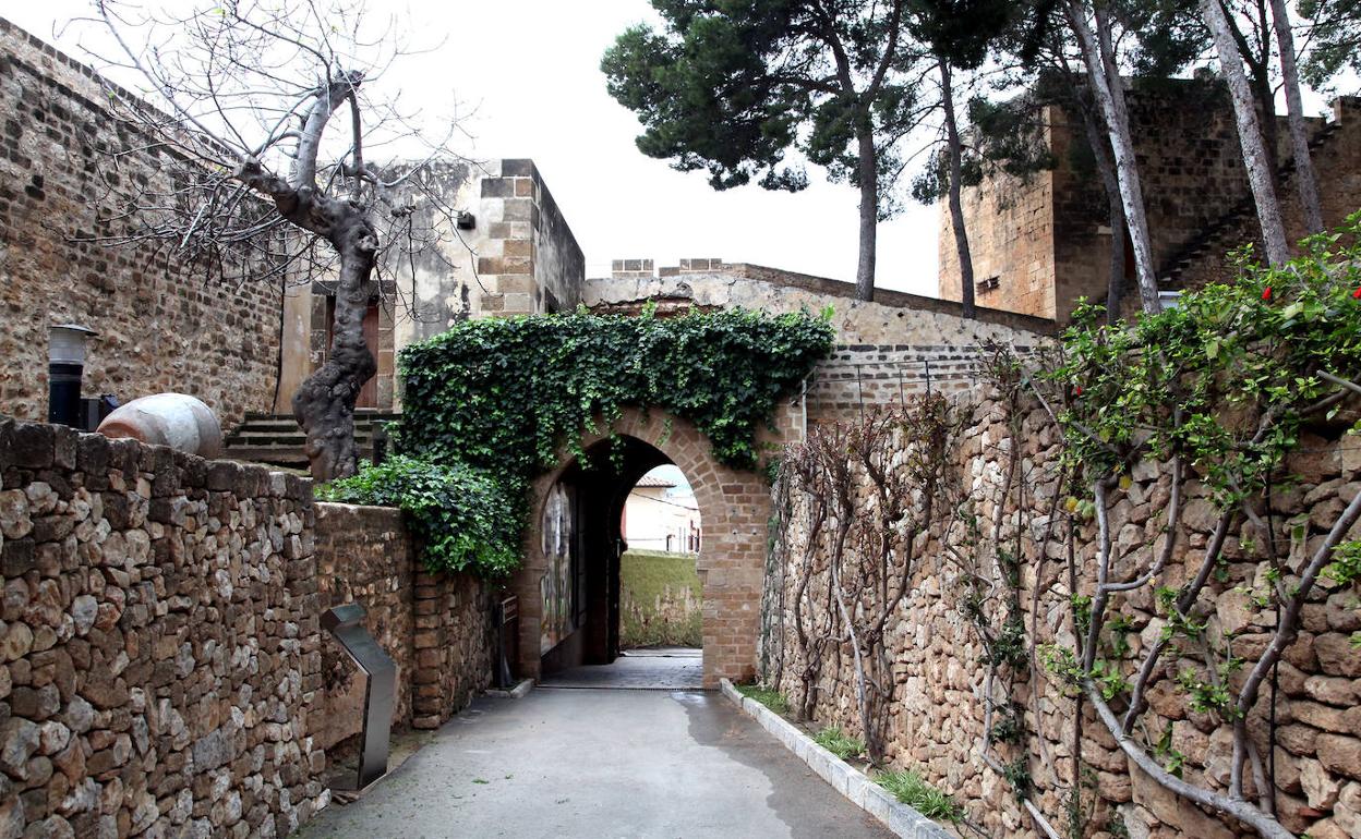 La entrada del castillo de Dénia. 