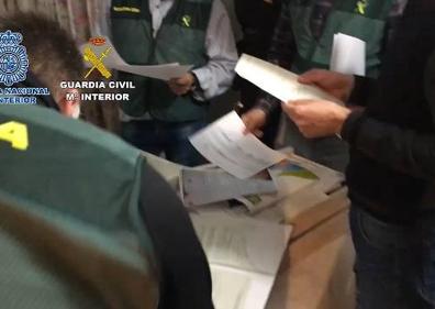 Imagen secundaria 1 - Una banda radicada en Benidorm estafa tres millones clonando las SIM de móviles