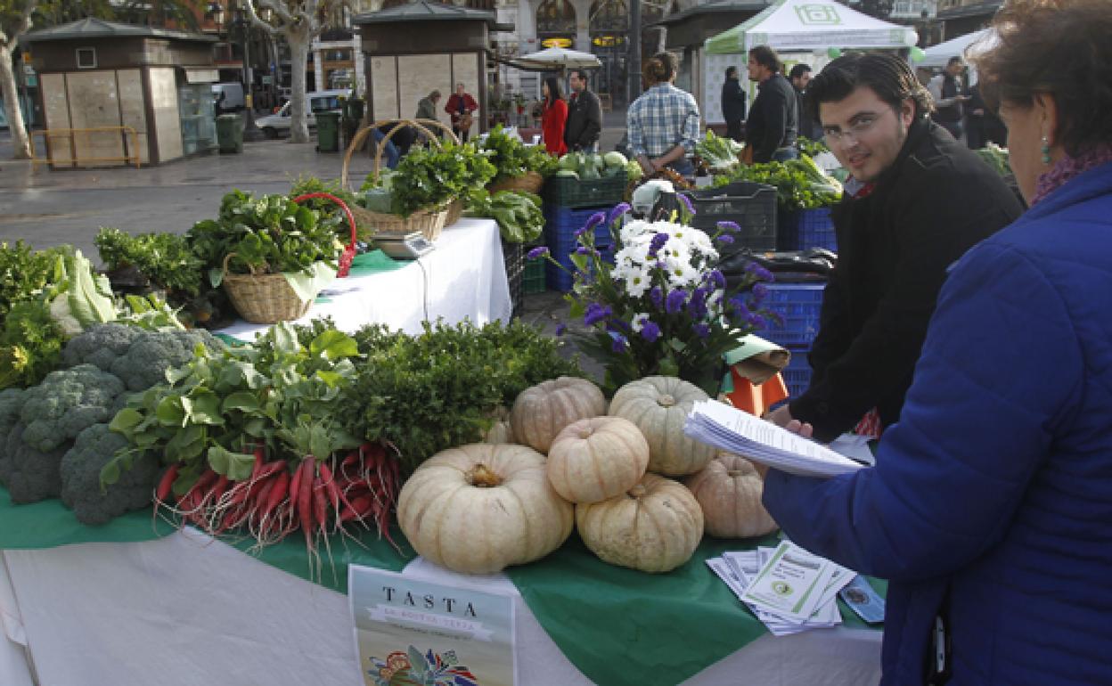 Mercado en la plaza del Ayuntamiento de Valencia.