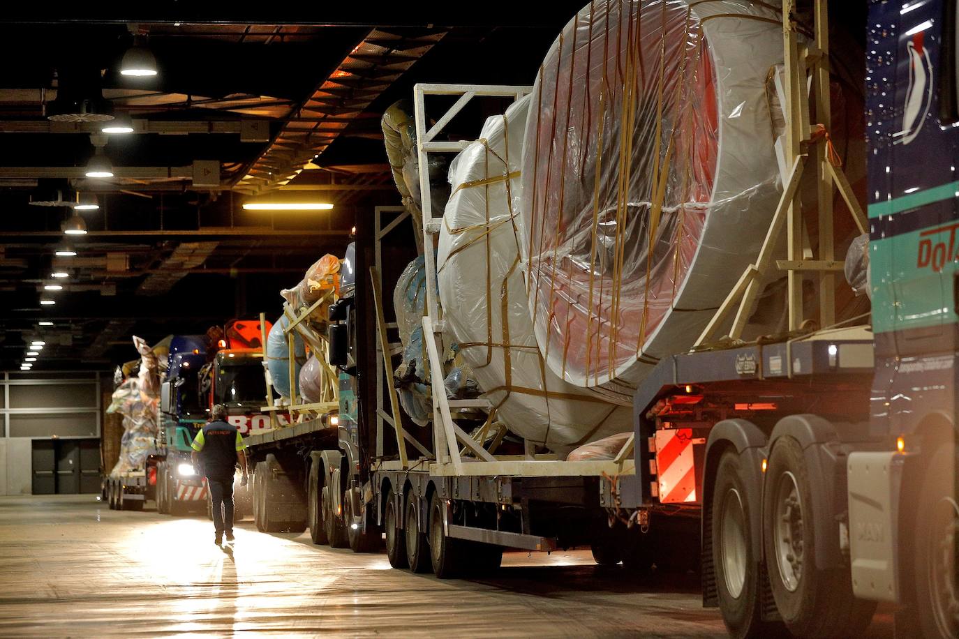 Las instalaciones de Feria Valencia han empezado a acoger, a última hora de este viernes, las piezas de distintas fallas de València que no habían sido aún plantadas en las calles y que permanecerán ahora resguardadas hasta el próximo mes de julio. Piezas de gran tamaño y de todos los colores y formas posibles han ido entrando paulatinamente a bordo de varios camiones en una de las grandes naves de Feria Valencia habilitadas expresamente para esta medida de urgencia, adoptada esta semana tras la decisión del aplazamiento de las Fallas ante la pandemia del coronavirus. Está previsto que distintas comisiones falleras lleven allí sus piezas más grandes hasta julio, cuando volverán a tomar las calles para la Plantà definitiva de los monumentos, que arderán el 19 de julio.