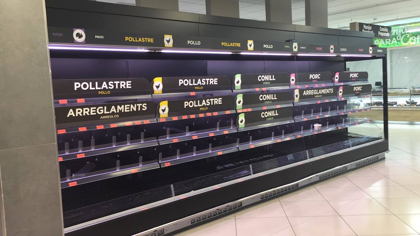 Algunos supermercados están notando ya falta puntual de algunos productos por la avalancha de compras producidas por el miedo a la epidemia del coronavirus. El papel higiénico, el agua embotellada, las legumbres, el arroz y las pastas son los productos más comprados estos días tanto por internet como en tienda, pero se repone por la tarde o al día siguiente, según ha asegurado el director general de la Asociación de Supermercados de la Comunitat Valenciana (Asucova), Pedro Reig, que ha apelado a la responsabilidad de los consumidores a la hora de hacer las compras. En la imagen, estanterías vacías en un supermercado de Canet d'en Berenguer.