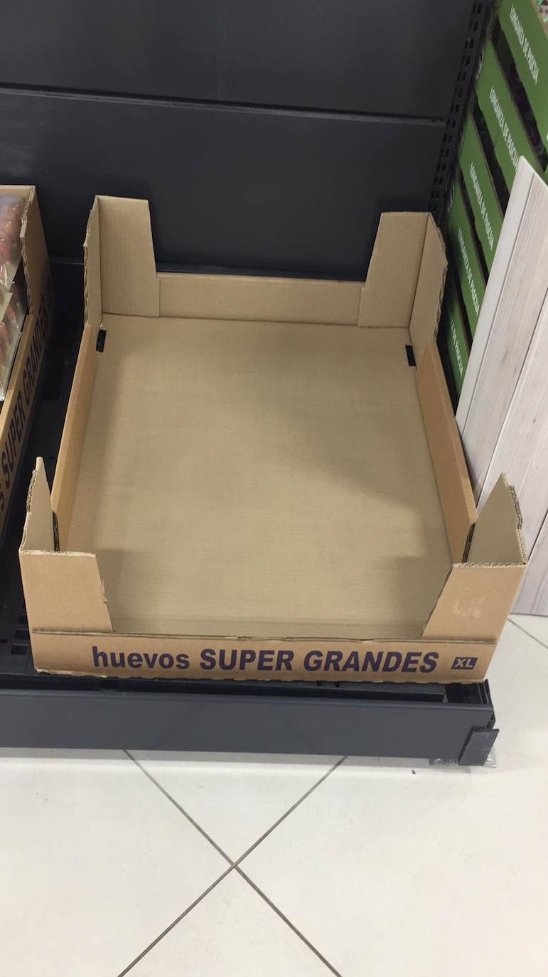 Algunos supermercados están notando ya falta puntual de algunos productos por la avalancha de compras producidas por el miedo a la epidemia del coronavirus. El papel higiénico, el agua embotellada, las legumbres, el arroz y las pastas son los productos más comprados estos días tanto por internet como en tienda, pero se repone por la tarde o al día siguiente, según ha asegurado el director general de la Asociación de Supermercados de la Comunitat Valenciana (Asucova), Pedro Reig, que ha apelado a la responsabilidad de los consumidores a la hora de hacer las compras. En la imagen, estanterías vacías en un supermercado de Canet d'en Berenguer.