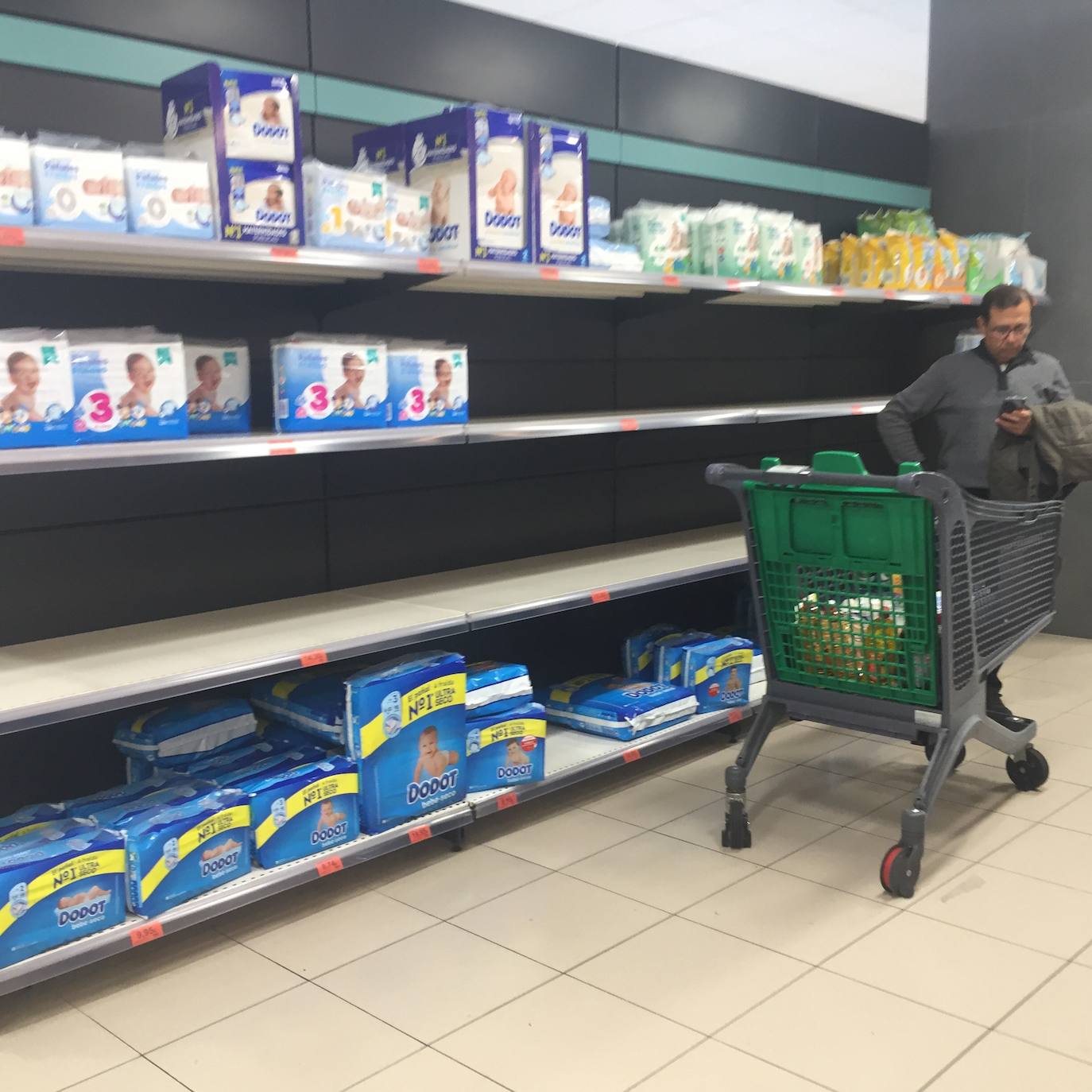 Algunos supermercados están notando ya falta puntual de algunos productos por la avalancha de compras producidas por el miedo a la epidemia del coronavirus. El papel higiénico, el agua embotellada, las legumbres, el arroz y las pastas son los productos más comprados estos días tanto por internet como en tienda, pero se repone por la tarde o al día siguiente, según ha asegurado el director general de la Asociación de Supermercados de la Comunitat Valenciana (Asucova), Pedro Reig, que ha apelado a la responsabilidad de los consumidores a la hora de hacer las compras. En la imagen, estanterías vacías en un supermercado de la ciudad de Valencia. 