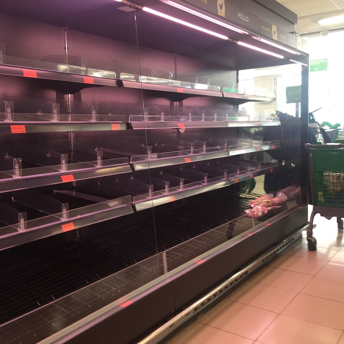 Algunos supermercados están notando ya falta puntual de algunos productos por la avalancha de compras producidas por el miedo a la epidemia del coronavirus. El papel higiénico, el agua embotellada, las legumbres, el arroz y las pastas son los productos más comprados estos días tanto por internet como en tienda, pero se repone por la tarde o al día siguiente, según ha asegurado el director general de la Asociación de Supermercados de la Comunitat Valenciana (Asucova), Pedro Reig, que ha apelado a la responsabilidad de los consumidores a la hora de hacer las compras. En la imagen, estanterías vacías en un supermercado de la ciudad de Valencia. 