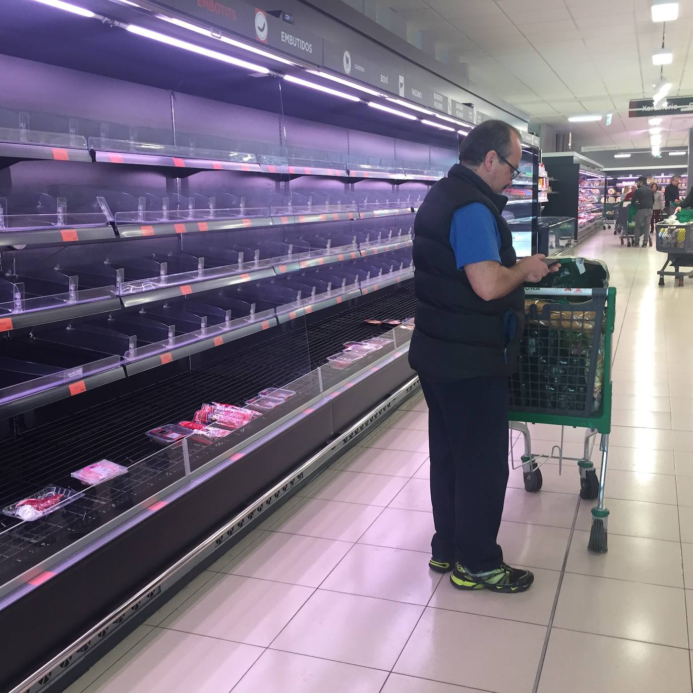 Algunos supermercados están notando ya falta puntual de algunos productos por la avalancha de compras producidas por el miedo a la epidemia del coronavirus. El papel higiénico, el agua embotellada, las legumbres, el arroz y las pastas son los productos más comprados estos días tanto por internet como en tienda, pero se repone por la tarde o al día siguiente, según ha asegurado el director general de la Asociación de Supermercados de la Comunitat Valenciana (Asucova), Pedro Reig, que ha apelado a la responsabilidad de los consumidores a la hora de hacer las compras. En la imagen, estanterías vacías en un supermercado de la ciudad de Valencia. 