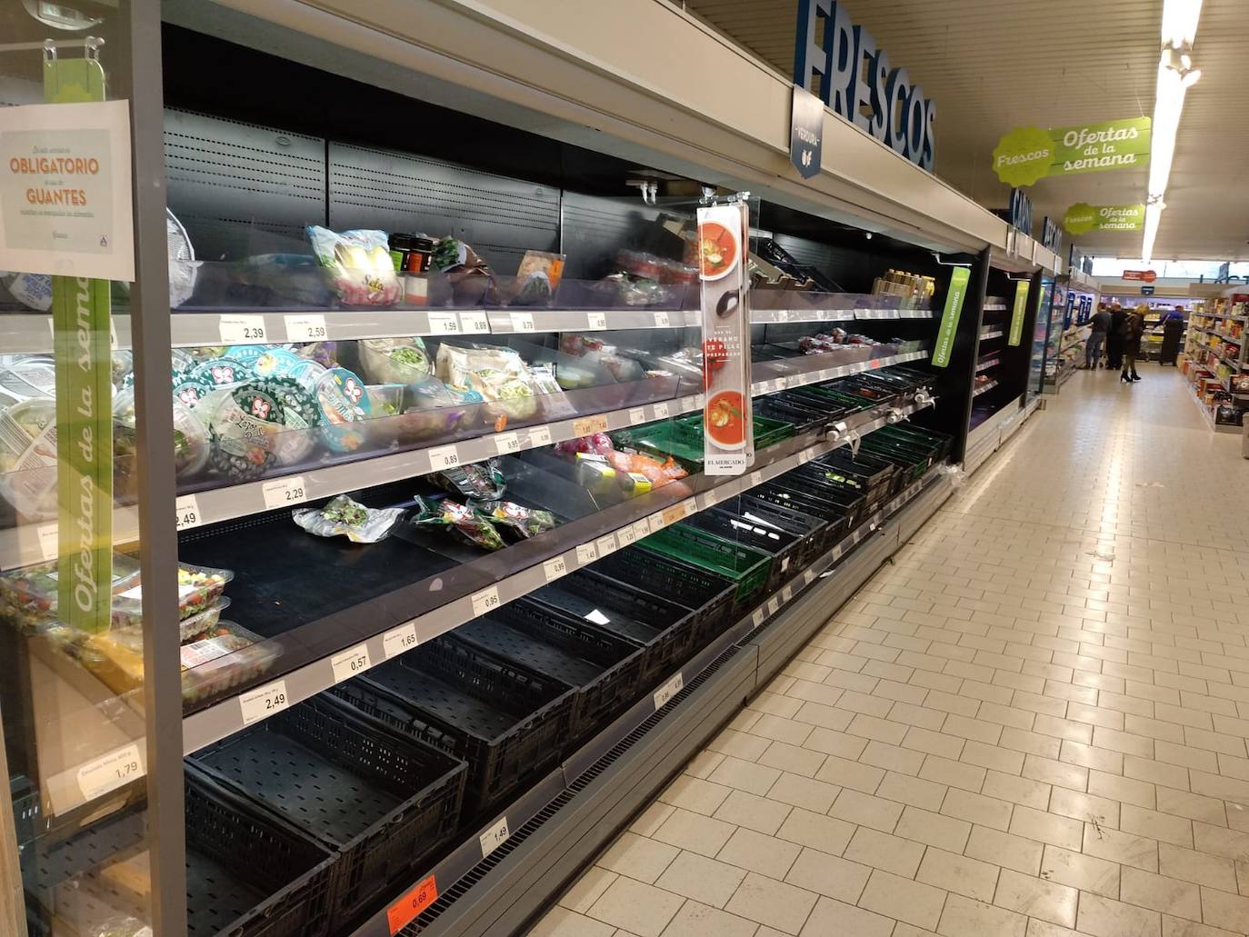 Algunos supermercados están notando ya falta puntual de algunos productos por la avalancha de compras producidas por el miedo a la epidemia del coronavirus. El papel higiénico, el agua embotellada, las legumbres, el arroz y las pastas son los productos más comprados estos días tanto por internet como en tienda, pero se repone por la tarde o al día siguiente, según ha asegurado el director general de la Asociación de Supermercados de la Comunitat Valenciana (Asucova), Pedro Reig, que ha apelado a la responsabilidad de los consumidores a la hora de hacer las compras. En la imagen, estanterías vacías en el supermercado Aldi de Torrent. 