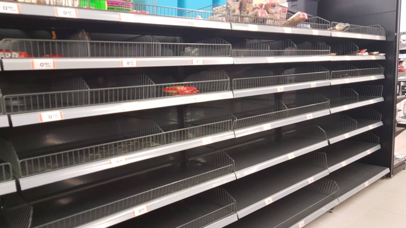 Algunos supermercados están notando ya falta puntual de algunos productos por la avalancha de compras producidas por el miedo a la epidemia del coronavirus. El papel higiénico, el agua embotellada, las legumbres, el arroz y las pastas son los productos más comprados estos días tanto por internet como en tienda, pero se repone por la tarde o al día siguiente, según ha asegurado el director general de la Asociación de Supermercados de la Comunitat Valenciana (Asucova), Pedro Reig, que ha apelado a la responsabilidad de los consumidores a la hora de hacer las compras. En la imagen, estanterías vacías en el supermercado Economy de Albal. 