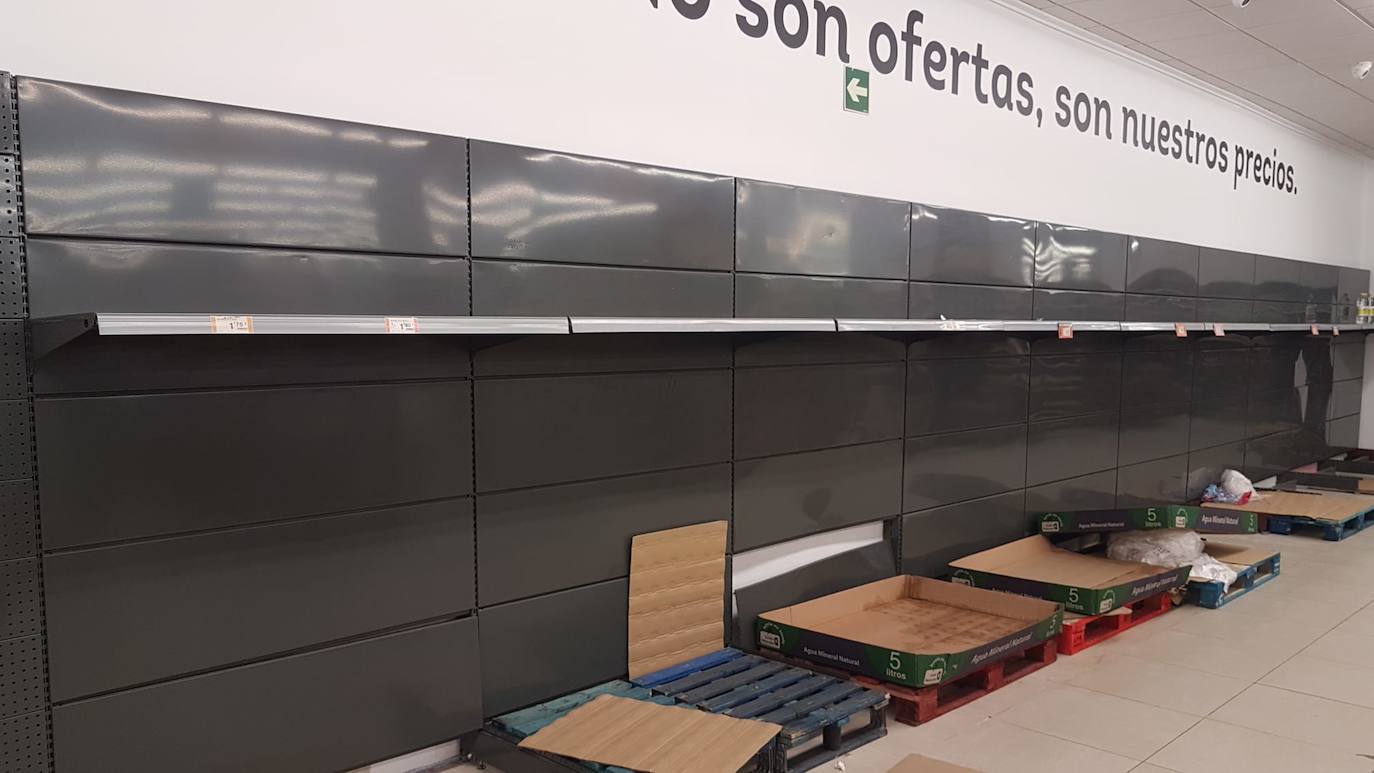 Algunos supermercados están notando ya falta puntual de algunos productos por la avalancha de compras producidas por el miedo a la epidemia del coronavirus. El papel higiénico, el agua embotellada, las legumbres, el arroz y las pastas son los productos más comprados estos días tanto por internet como en tienda, pero se repone por la tarde o al día siguiente, según ha asegurado el director general de la Asociación de Supermercados de la Comunitat Valenciana (Asucova), Pedro Reig, que ha apelado a la responsabilidad de los consumidores a la hora de hacer las compras. En la imagen, estanterías vacías en el supermercado Economy de Albal. 