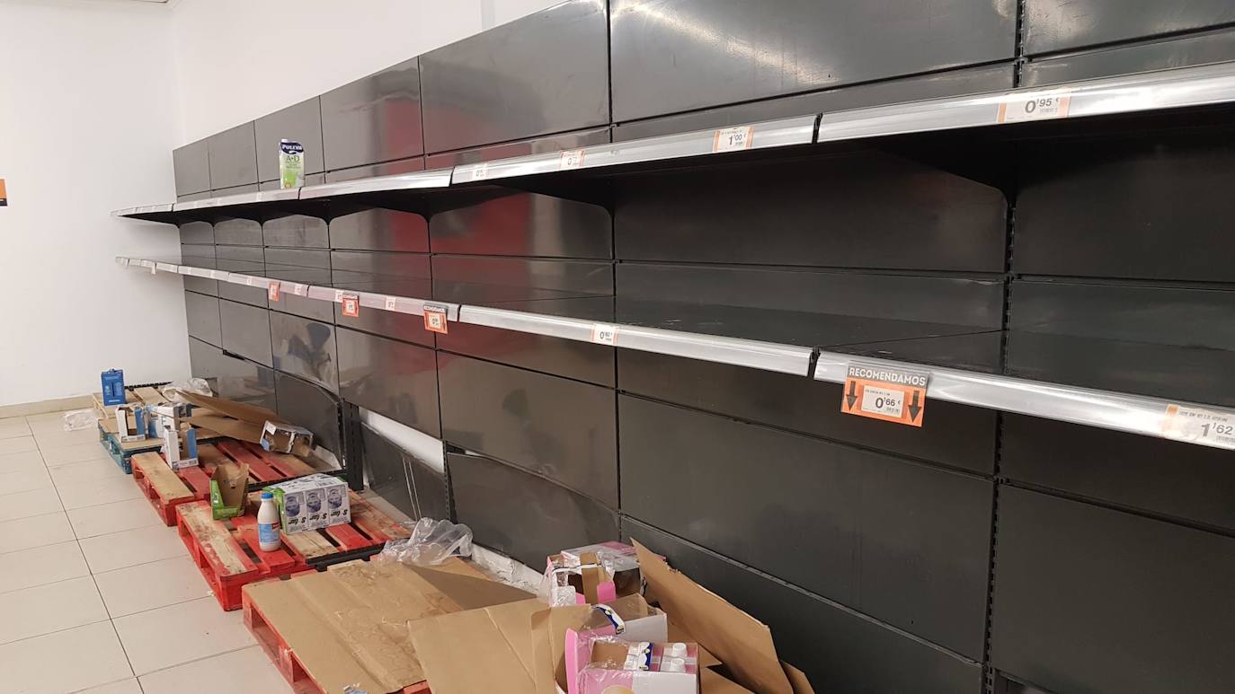 Algunos supermercados están notando ya falta puntual de algunos productos por la avalancha de compras producidas por el miedo a la epidemia del coronavirus. El papel higiénico, el agua embotellada, las legumbres, el arroz y las pastas son los productos más comprados estos días tanto por internet como en tienda, pero se repone por la tarde o al día siguiente, según ha asegurado el director general de la Asociación de Supermercados de la Comunitat Valenciana (Asucova), Pedro Reig, que ha apelado a la responsabilidad de los consumidores a la hora de hacer las compras. En la imagen, estanterías vacías en el supermercado Economy de Albal. 