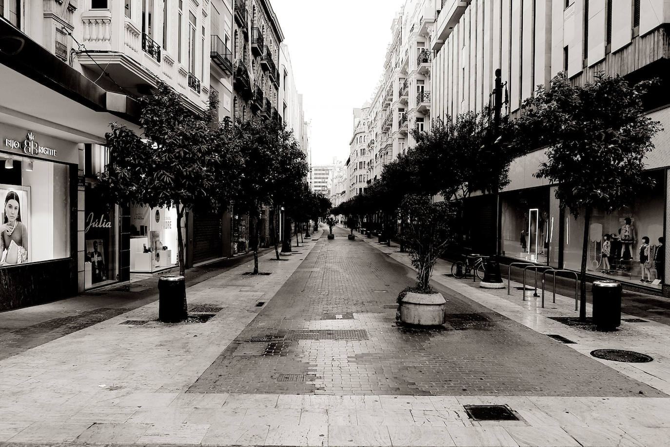 El Gobierno valenciano ha decretado el cierre a partir de las 24:00 horas de este viernes, de todos los bares, restaurantes y zonas de ocio para limitar la propagación y contagio del coronavirus. 