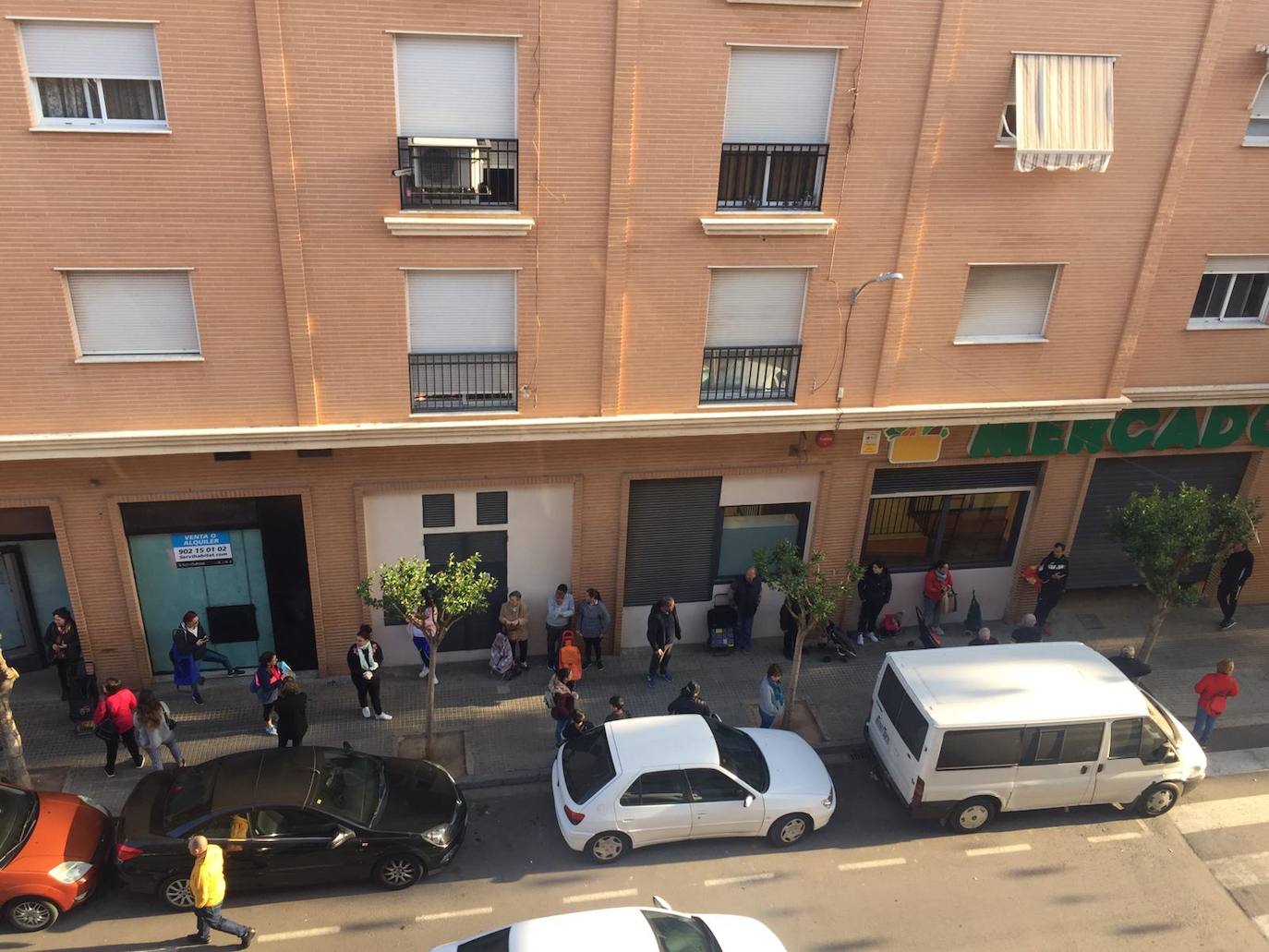 Sigue la avalancha de compras por el miedo a la pandemia del coronavirus. Los supermercados valencianos llevan ya varios días notando la falta puntual de productos como el agua embotellada, las pasta o el papel higiénico. Este sábado, multitud de tiendas y comercios de alimentación de Valencia han amanecido con largas colas de clientes esperando a la apertura de puertas. En la imagen, compradores esperan frente a las puertas de un Mercadona en Catarroja.