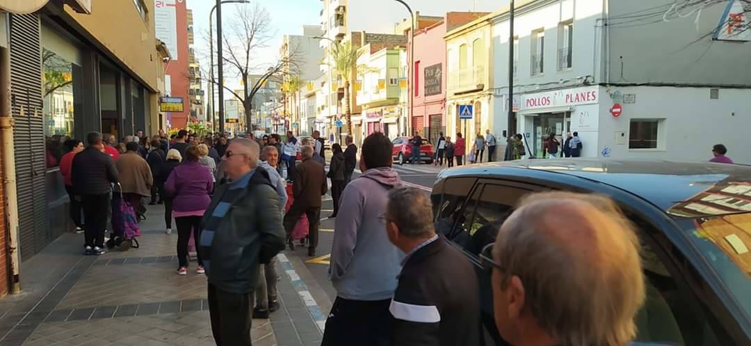 Sigue la avalancha de compras por el miedo a la pandemia del coronavirus. Los supermercados valencianos llevan ya varios días notando la falta puntual de productos como el agua embotellada, las pasta o el papel higiénico. Este sábado, multitud de tiendas y comercios de alimentación de Valencia han amanecido con largas colas de clientes esperando a la apertura de puertas. En la imagen, compradores esperan frente a las puertas de un Mercadona en Massanassa.