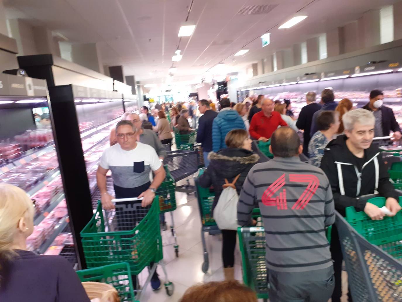 Sigue la avalancha de compras por el miedo a la pandemia del coronavirus. Los supermercados valencianos llevan ya varios días notando la falta puntual de productos como el agua embotellada, las pasta o el papel higiénico. Este sábado, multitud de tiendas y comercios de alimentación de Valencia han amanecido con largas colas de clientes esperando a la apertura de puertas. En la imagen, clientes en los pasillos de Mercadona de la provincia de Valencia.