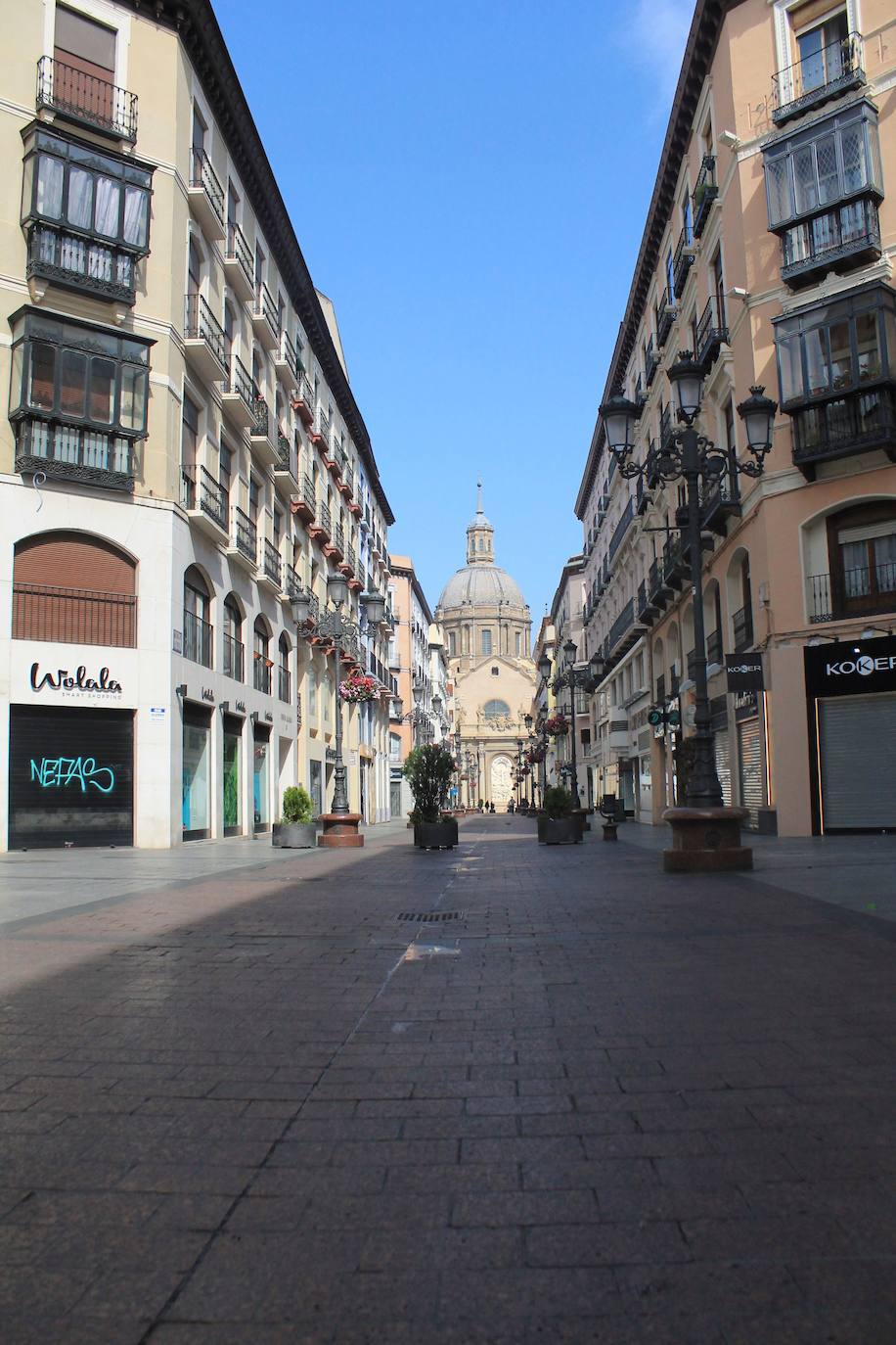 Las ciudades del país se han vaciado por la declaración de estado de alarma activada ante la crisis del coronavirus, cuyas cifras reflejan un aumento drástico del número de afectados en toda España. Los ciudadanos deben permanecer en sus casas y las principales vías de las autonomías españolas se han quedado completamente desérticas, un objetivo que deben vigilar los efectivos del Ejército en algunos puntos del mapa español. En la imagen, calles del centro de Aragón.