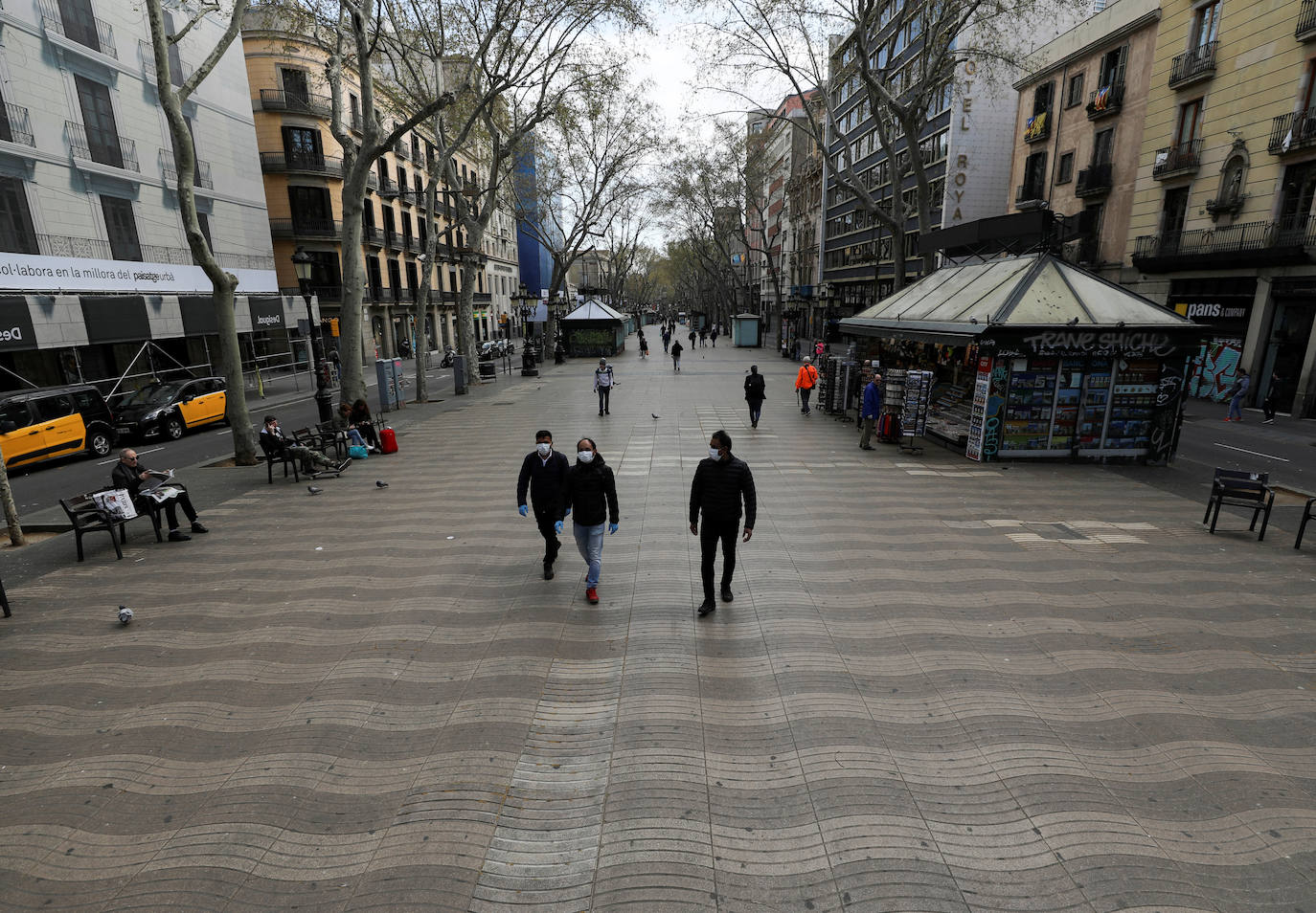 Las ciudades del país se han vaciado por la declaración de estado de alarma activada ante la crisis del coronavirus, cuyas cifras reflejan un aumento drástico del número de afectados en toda España. Los ciudadanos deben permanecer en sus casas y las principales vías de las autonomías españolas se han quedado completamente desérticas, un objetivo que deben vigilar los efectivos del Ejército en algunos puntos del mapa español. En la imagen, las Ramblas de Barcelona.