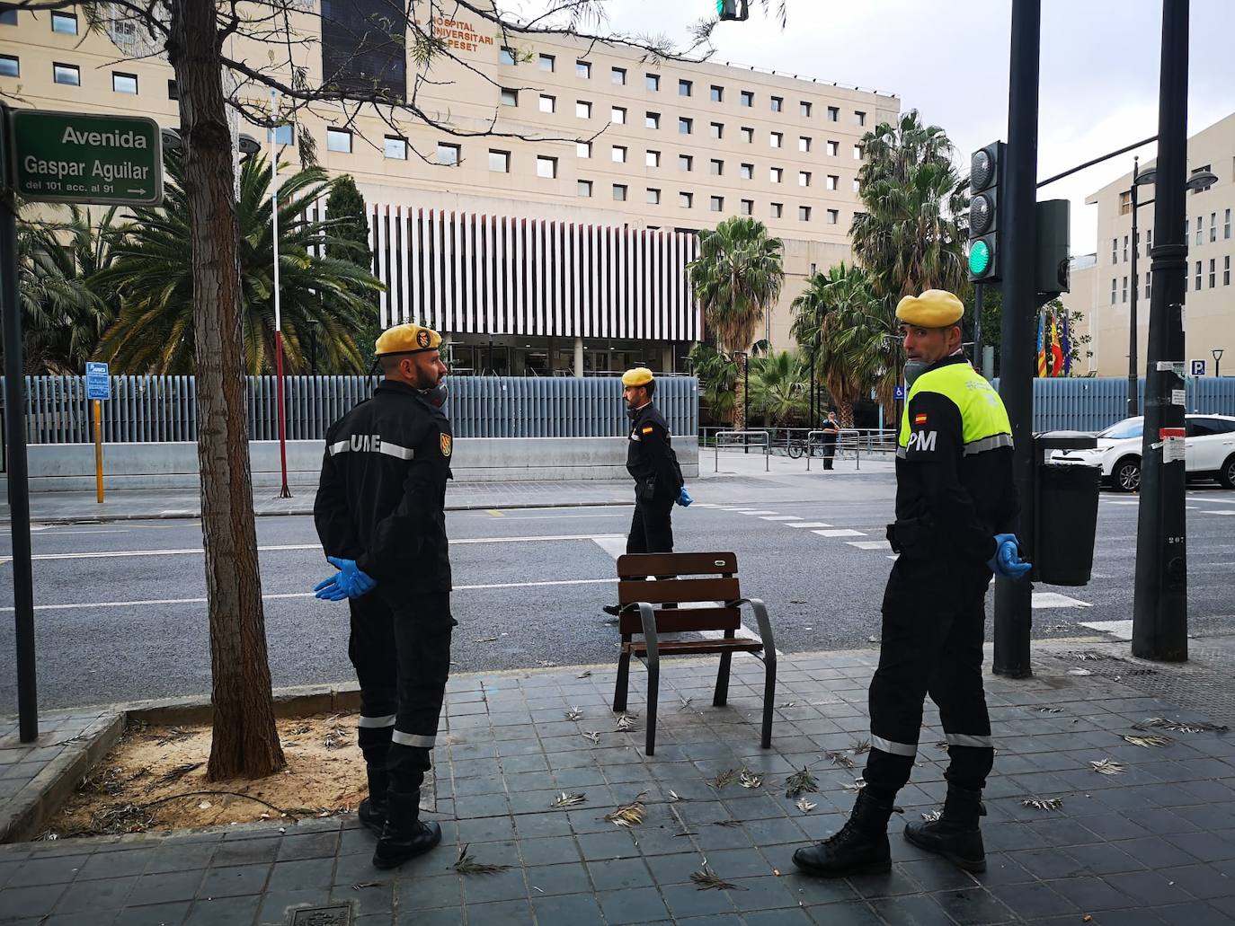 La Unidad Militar de Emergencia (UME) ha comenzado este domingo a realizar «reconocimiento previos» en siete ciudades donde puede haber mayor riesgo de propagación del virus, como Valencia, donde los militares vigilan ya las calles del centro de la ciudad para evitar más contagios entre la población valenciana. 