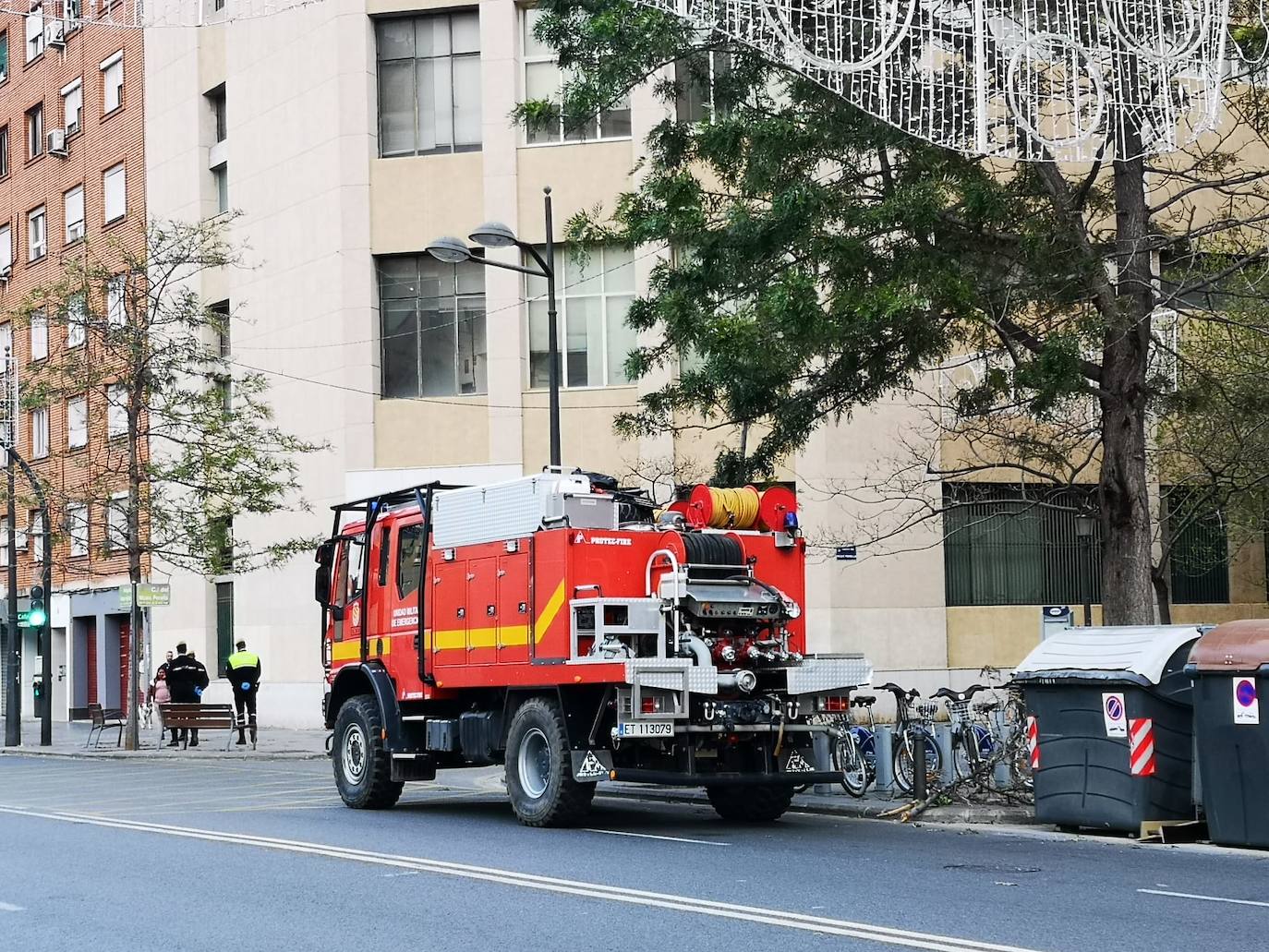 La Unidad Militar de Emergencia (UME) ha comenzado este domingo a realizar «reconocimiento previos» en siete ciudades donde puede haber mayor riesgo de propagación del virus, como Valencia, donde los militares vigilan ya las calles del centro de la ciudad para evitar más contagios entre la población valenciana. 