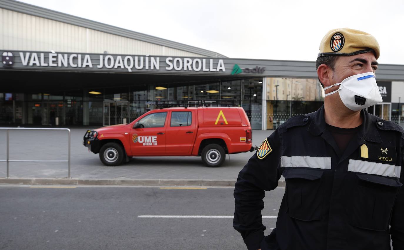 La Unidad Militar de Emergencia (UME) ha comenzado este domingo a realizar «reconocimiento previos» en siete ciudades donde puede haber mayor riesgo de propagación del virus, como Valencia, donde los militares vigilan ya las calles del centro de la ciudad para evitar más contagios entre la población valenciana. 