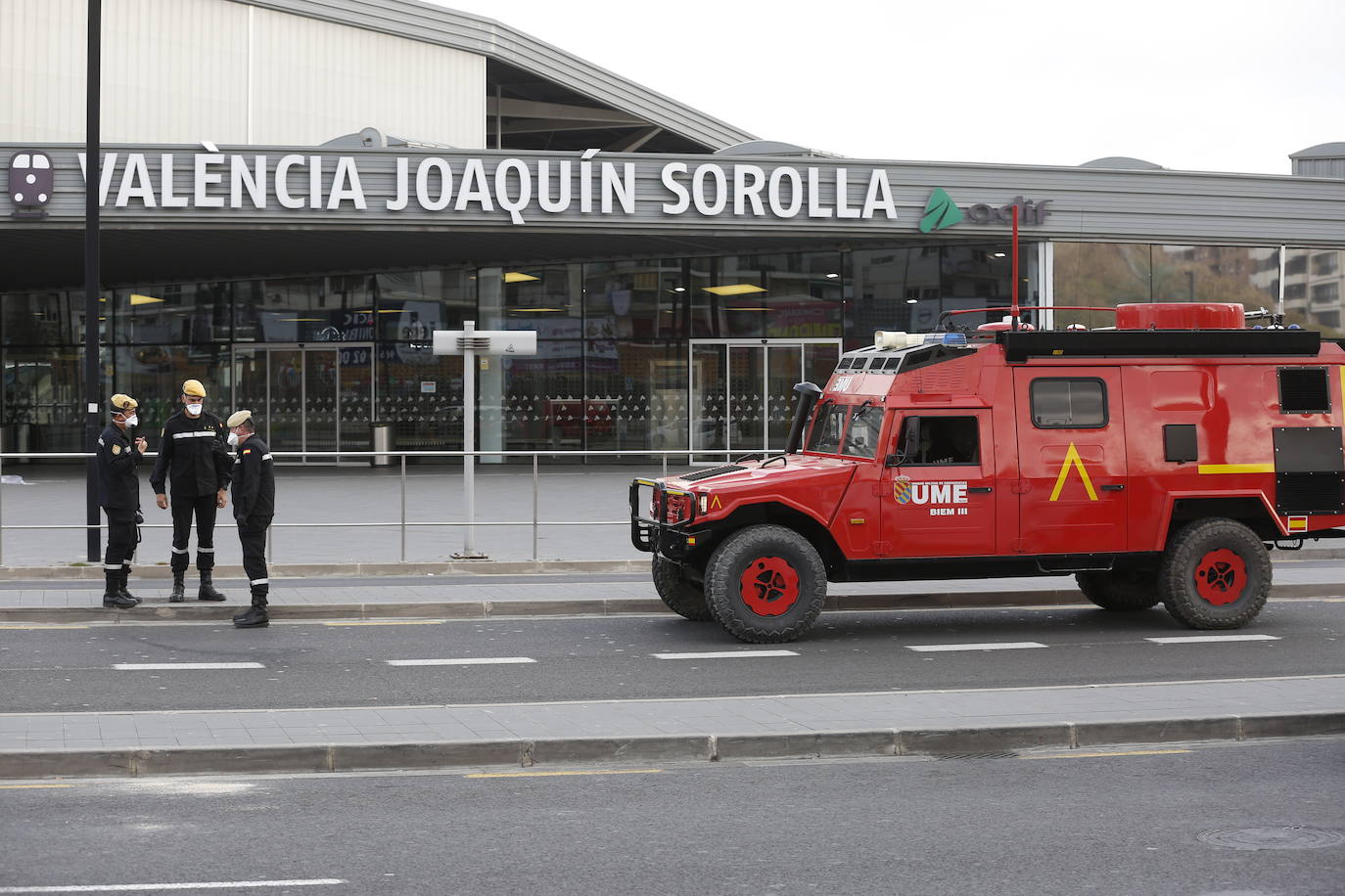 La Unidad Militar de Emergencia (UME) ha comenzado este domingo a realizar «reconocimiento previos» en siete ciudades donde puede haber mayor riesgo de propagación del virus, como Valencia, donde los militares vigilan ya las calles del centro de la ciudad para evitar más contagios entre la población valenciana. 