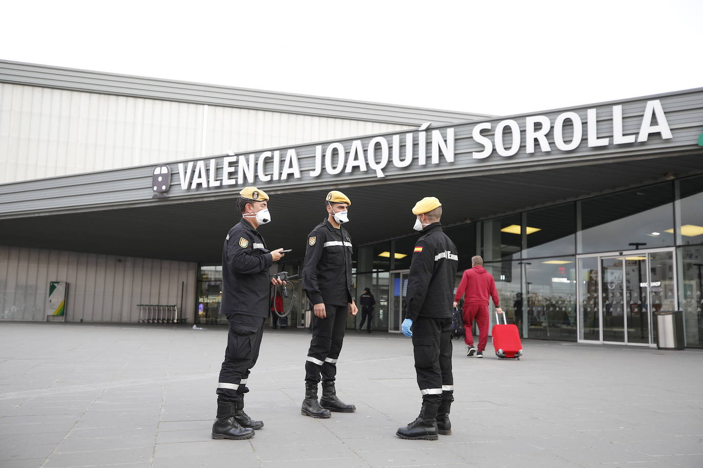 La Unidad Militar de Emergencia (UME) ha comenzado este domingo a realizar «reconocimiento previos» en siete ciudades donde puede haber mayor riesgo de propagación del virus, como Valencia, donde los militares vigilan ya las calles del centro de la ciudad para evitar más contagios entre la población valenciana. 