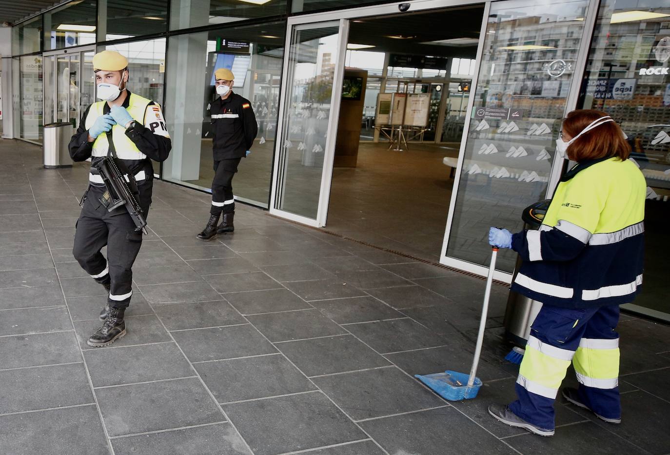 La Unidad Militar de Emergencia (UME) ha comenzado este domingo a realizar «reconocimiento previos» en siete ciudades donde puede haber mayor riesgo de propagación del virus, como Valencia, donde los militares vigilan ya las calles del centro de la ciudad para evitar más contagios entre la población valenciana. 