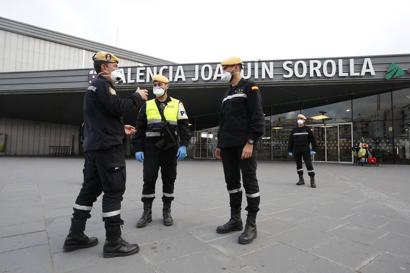 La Unidad Militar de Emergencia (UME) ha comenzado este domingo a realizar «reconocimiento previos» en siete ciudades donde puede haber mayor riesgo de propagación del virus, como Valencia, donde los militares vigilan ya las calles del centro de la ciudad para evitar más contagios entre la población valenciana. 