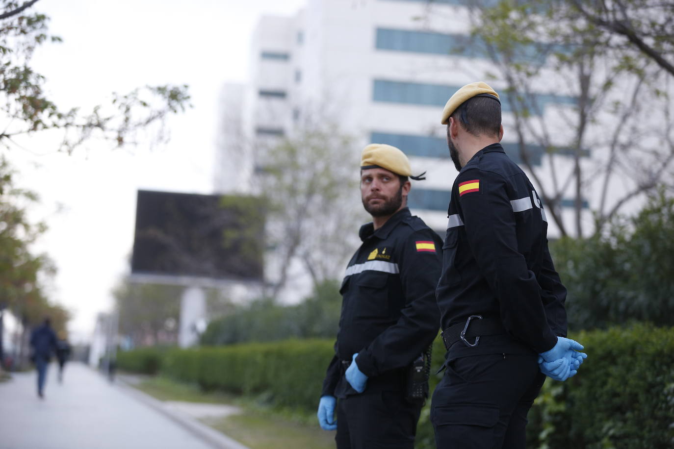 La Unidad Militar de Emergencia (UME) ha comenzado este domingo a realizar «reconocimiento previos» en siete ciudades donde puede haber mayor riesgo de propagación del virus, como Valencia, donde los militares vigilan ya las calles del centro de la ciudad para evitar más contagios entre la población valenciana. 