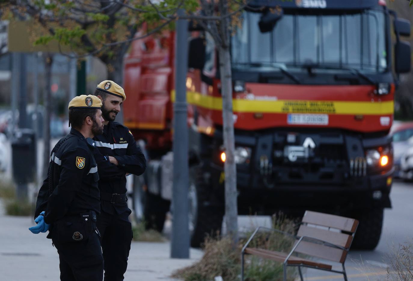 La Unidad Militar de Emergencia (UME) ha comenzado este domingo a realizar «reconocimiento previos» en siete ciudades donde puede haber mayor riesgo de propagación del virus, como Valencia, donde los militares vigilan ya las calles del centro de la ciudad para evitar más contagios entre la población valenciana. 