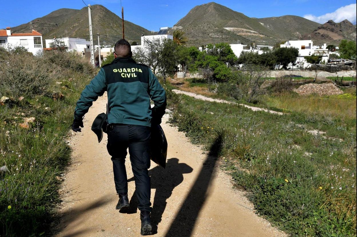 Un guardia civil camina por un camino rural. efe