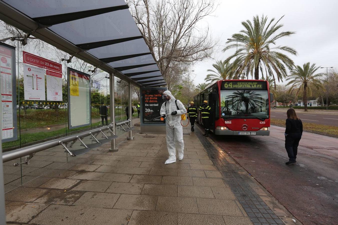 Efectivos de la Unidad Militar de Emergencias (UME) compuesta por un total de 113 personas y equipadas con 17 autobombas están desinfectando desde primera hora de este lunes varias infrestructuras críticas de la ciudad de Valencia, entre ellas las estaciones ferroviarias, el aeropuerto o las principales paradas de metro y bus. 