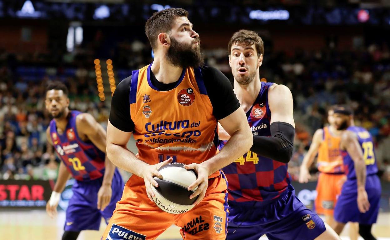 Dubljevic ataca a Tomic en un encuentro entre el Valencia Basket y el FC Barcelona