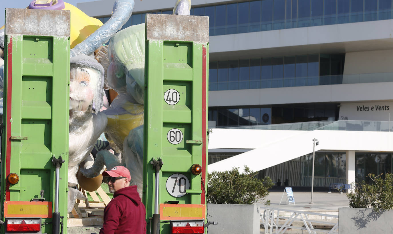 Fotos: Traslado de fallas a &#039;La &#039;Base&#039; de la Marina