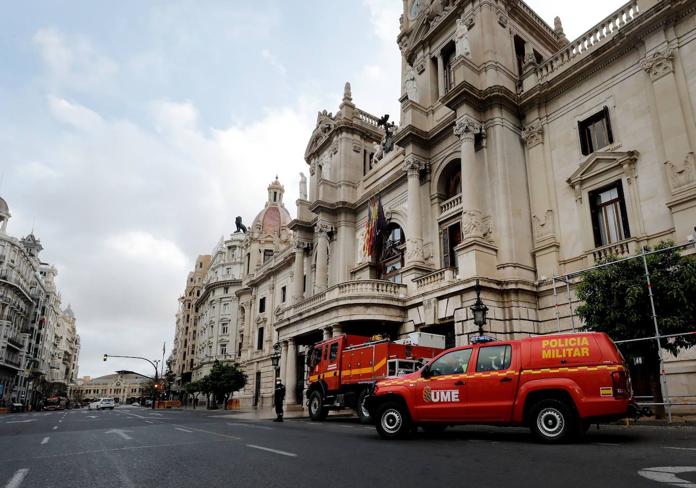 La Unidad Militar de Emergencia (UME) ha comenzado este domingo a realizar «reconocimiento previos» en siete ciudades donde puede haber mayor riesgo de propagación del virus, como Valencia, donde los militares vigilan ya las calles del centro de la ciudad para evitar más contagios entre la población valenciana. 