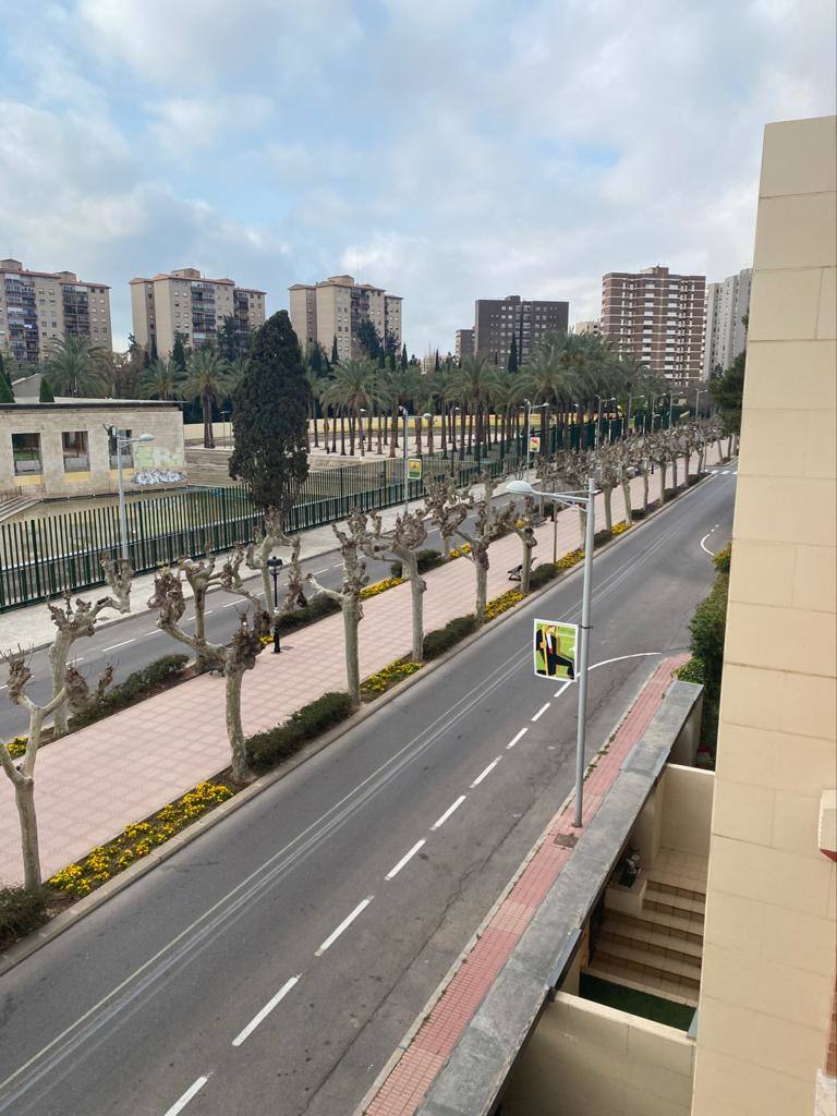 El nuevo escenario de alerta por el coronavirus provoca que las calles y plazas queden desiertas