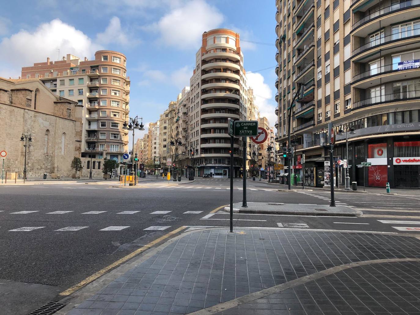 El nuevo escenario de alerta por el coronavirus provoca que las calles y plazas queden desiertas