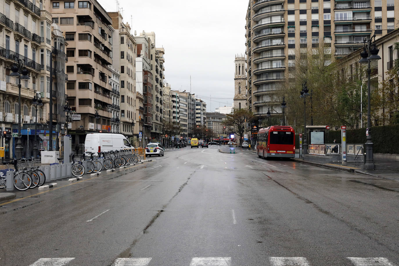 Sin coches ni gente en las arterias principales de la ciudad de Valencia.