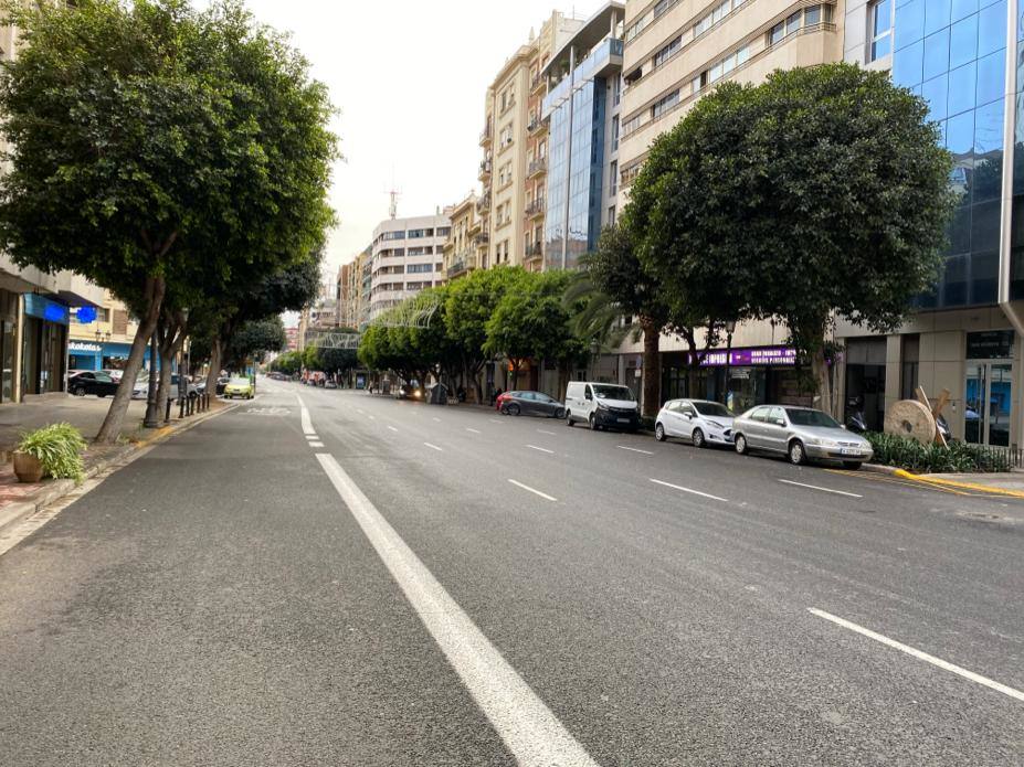 Sin coches ni gente en las arterias principales de la ciudad de Valencia.