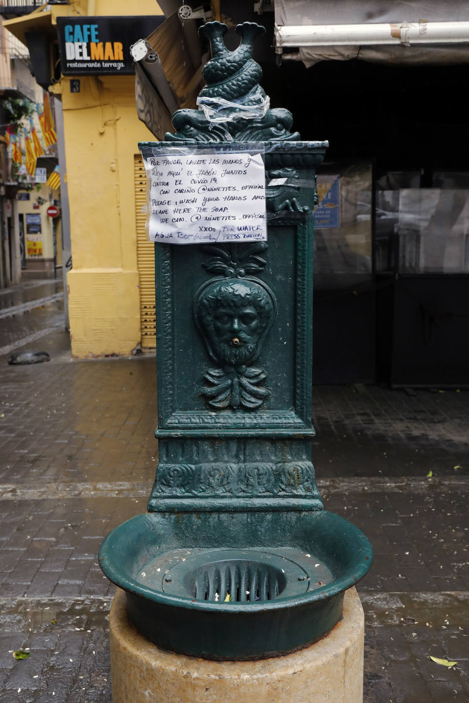 Lunes 16 de marzo. Un cartel recuerda a los ciudadanos la necesidad de lavarse las manos para evitar el contagio por coronavirus, en una fuente del centro de Valencia.