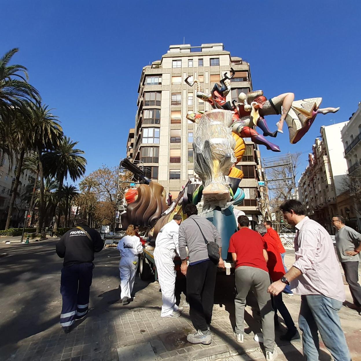 Artistas y falleros de Reino de Valencia, durante el desmontaje de varias piezas en la jornada del sábado. lp