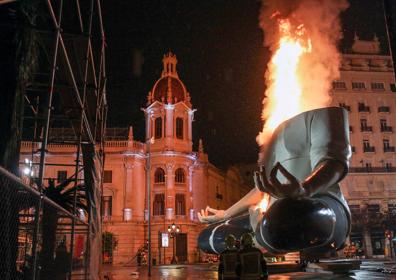 Imagen secundaria 1 - La cremà de la falla municipal.