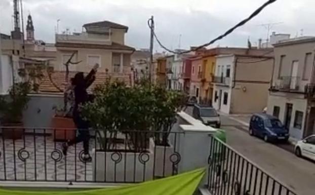 Una vecina de Pego organiza una clase improvisada de gimnasia desde la terraza de su casa para los vecinos