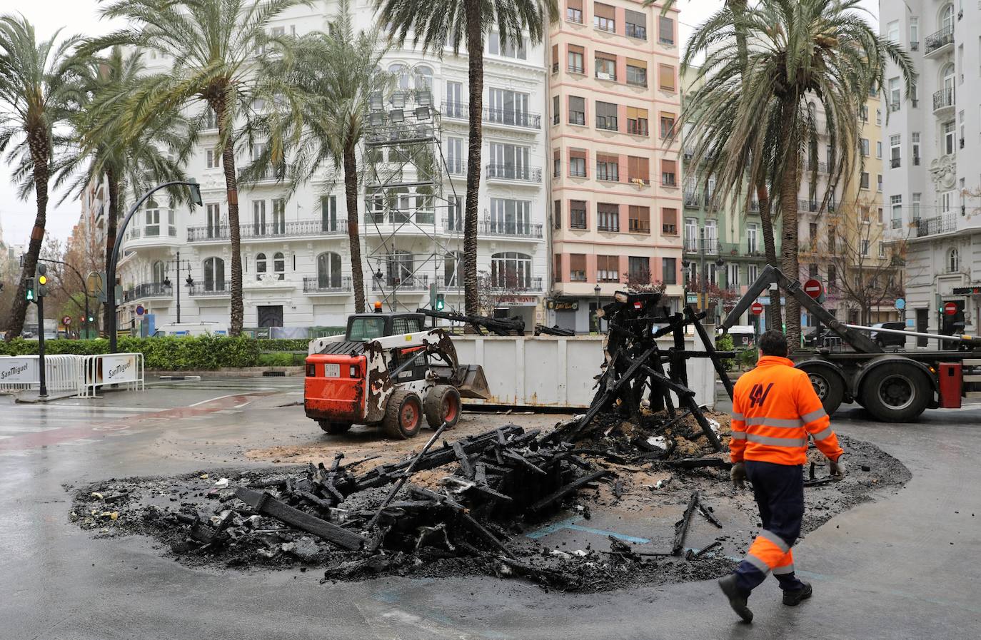 Operarios retiran los restos de la falla, ayer por la mañana. 