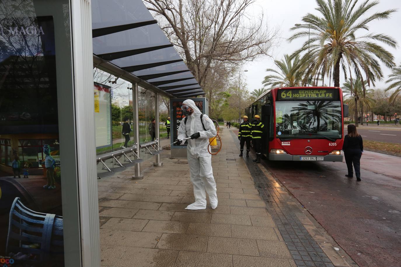 Desinfección de infraestructuras y vía pública en la Comunitat para luchar contra la pandemia del coronavirus