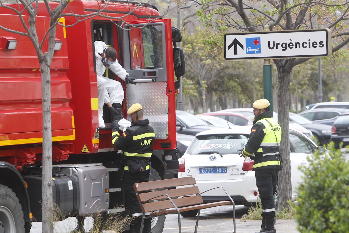 Efectivos de la Unidad Militar de Emergencias (UME) compuesta por un total de 113 personas y equipadas con 17 autobombas están desinfectando desde primera hora de este lunes varias infrestructuras críticas de la ciudad de Valencia, entre ellas las estaciones ferroviarias, el aeropuerto o las principales paradas de metro y bus. 