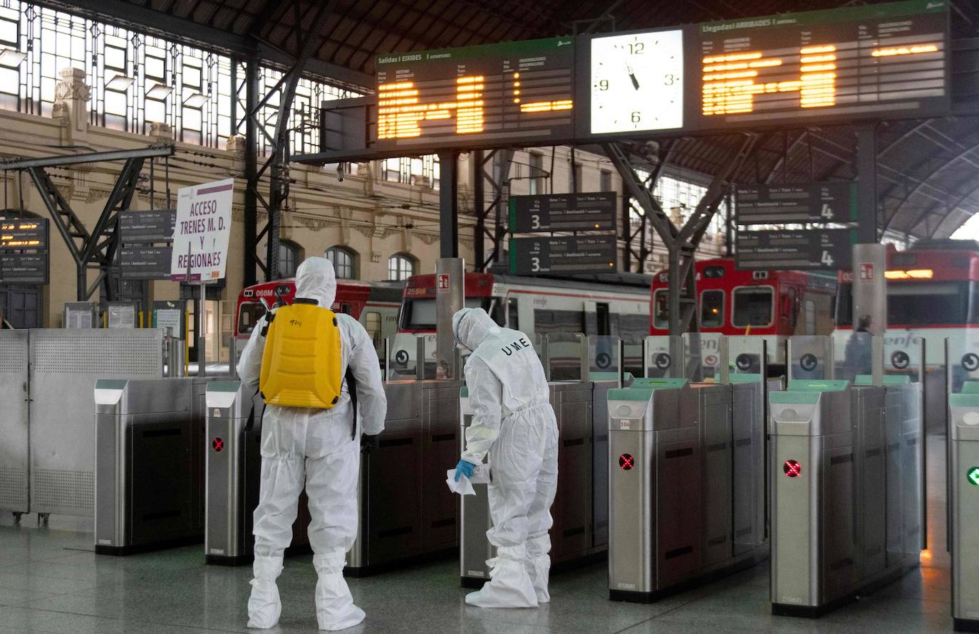 Miembros de la Unidad Militar de Emergencias (UME) han comenzado este lunes en Valencia a desinfectar la estación de Renfe.