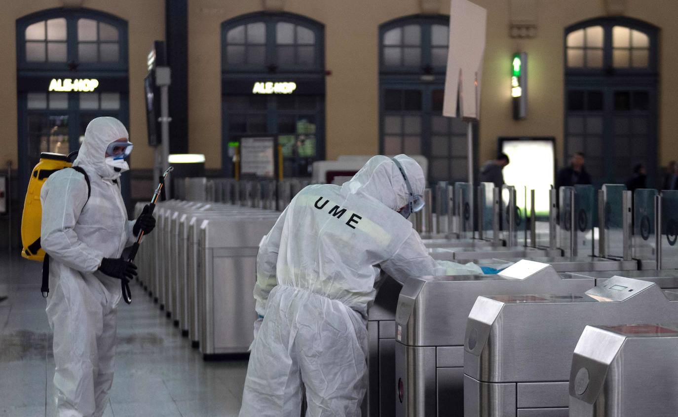 Miembros de la Unidad Militar de Emergencias (UME) han comenzado este lunes en Valencia a desinfectar la estación de Renfe.