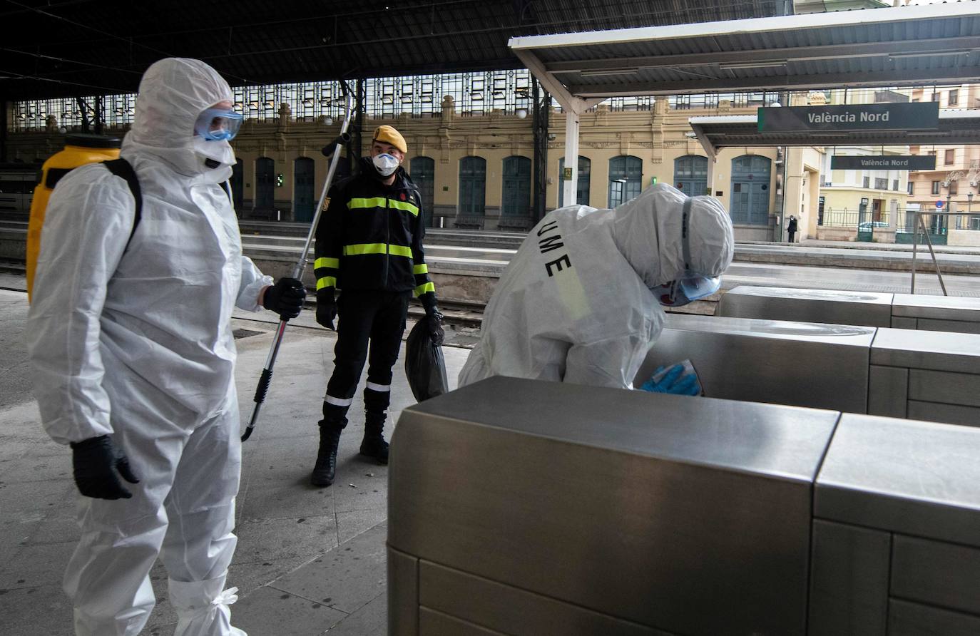 Miembros de la Unidad Militar de Emergencias (UME) han comenzado este lunes en Valencia a desinfectar la estación de Renfe.