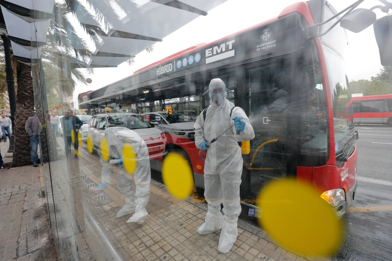 La Unidad Militar de Emergencias (UME) desinfecta la estación de Autobuses de Valencia. 